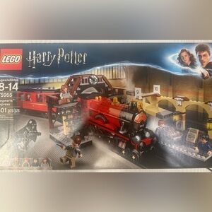 NEW -  LEGO Harry Potter Hogwarts Express Building Set - Red and black 75955